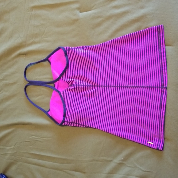 Size medium Lucy exercise top exercise top with shelf bra is shelf bra and pads. - Picture 2 of 3